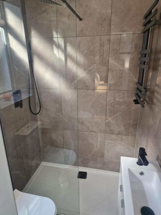 Collier'S Wood En-Suite Apartments London Exterior photo
